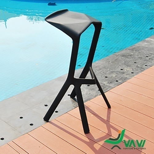 Ghế bar nhựa đúc hiện đại màu đen tại bể bơi