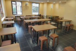 Ghế đôn nhựa vuông có nệm THD4954 sử dụng trong nhà hàng