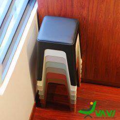 Ghế đôn nhựa vuông có nệm THD4954 xếp chồng tiện lợi trong góc nhà