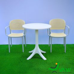 Bộ bàn tròn 2 ghế nhựa đúc giả mây có tay viền ghi nhạt