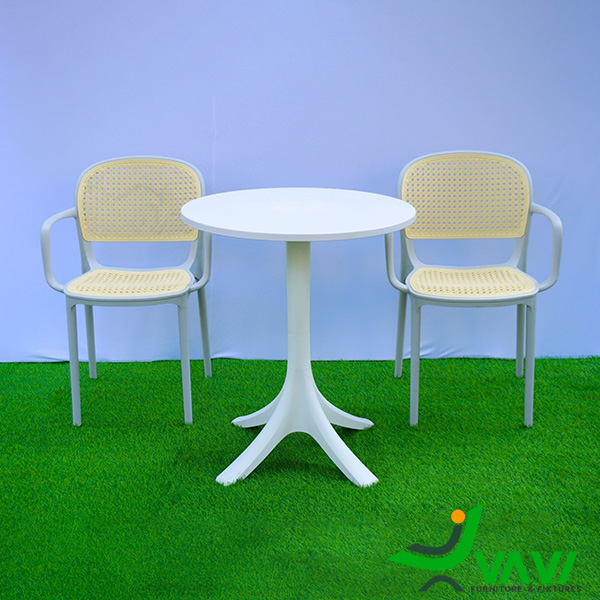 Bộ bàn tròn 2 ghế nhựa đúc giả mây có tay viền ghi nhạt