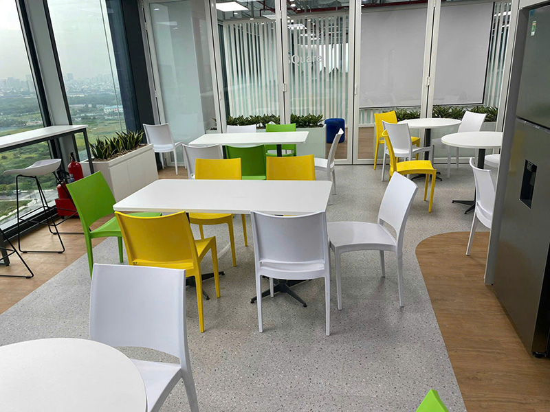 Ứng dụng ghế nhựa đúc nguyên khối làm ghế pantry văn phòng